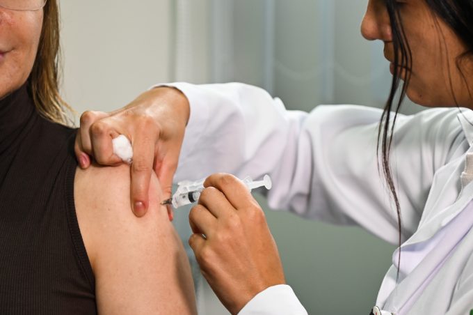 Voltada para a comunidade acadêmica, ação de vacinação na Uesb atualiza cartão de servidores e discentes