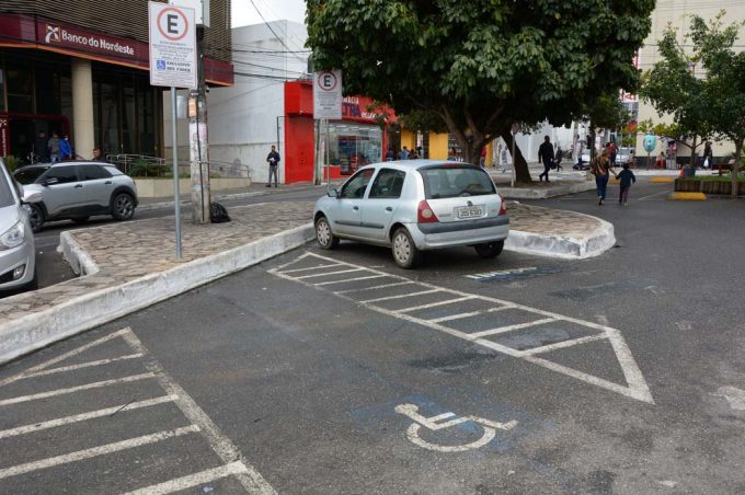 Prefeitura fiscaliza uso indevido de estacionamento para idosos e pessoas com deficiência. População pode denunciar