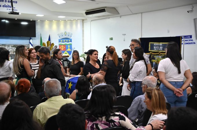 Familiares e amigos se despedem do ex-prefeito Murilo Mármore