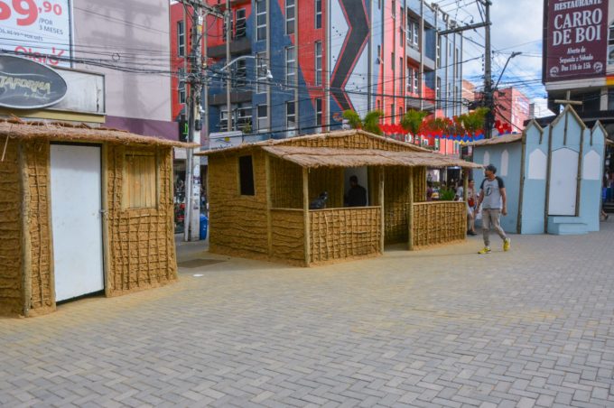 Vila Junina já está montada na Nove de Novembro e shows na praça começam no Dia dos Namorados