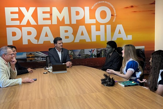 Estudantes da Escola Sesi Anísio Teixeira visitam Prefeitura para divulgar espetáculo artístico