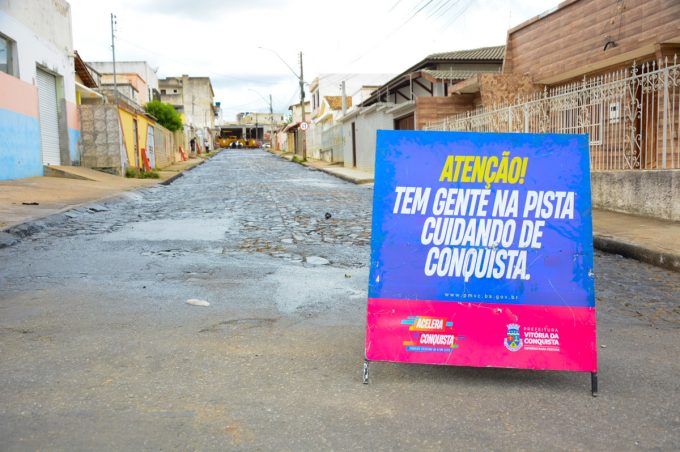 Equipe do Governo Municipal vistoria obras de recapeamento no bairro Sumaré