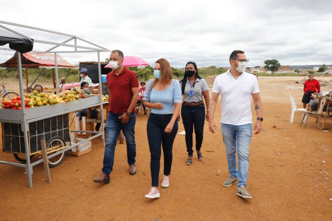 Prefeita visita obra da nova feira do Vila América e dialoga com moradores