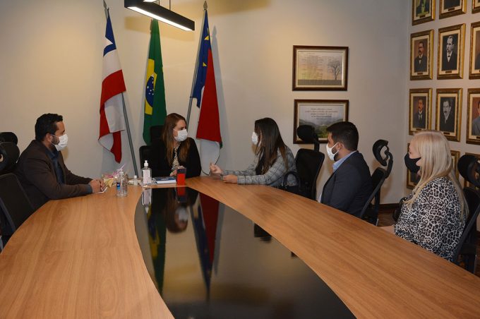 Deputada estadual Talita Oliveira coloca mandato à disposição do município