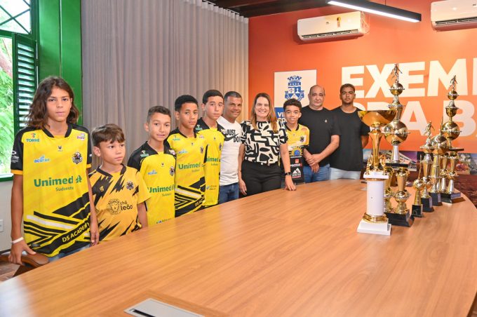 Alunos da Escolinha de Futebol DS Academy apresentam troféus conquistados e destacam apoio do Governo Municipal
