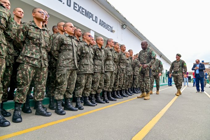 General de Divisão visita Tiro de Guerra e é recebido por autoridades civis e militares em Vitória da Conquista