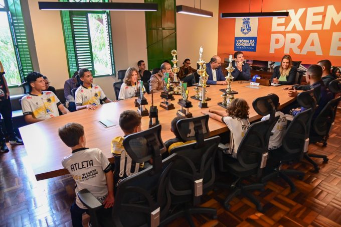 Governo Municipal recebe visita de atletas mirins da DS Academy