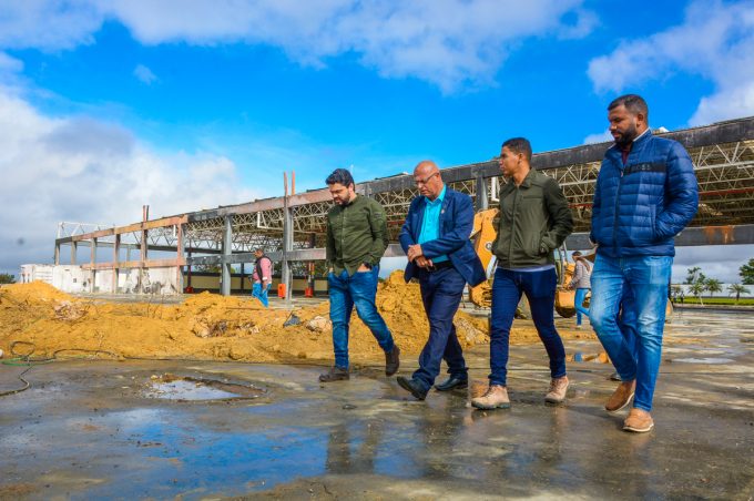Dudé visita obras de reconstrução do Atacadão e reforça apoio do Município pela continuidade do empreendimento na cidade