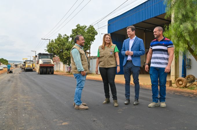 Pavimentação asfáltica chega ao Cidade Modelo e população comemora evolução da obra aguardada há vários anos