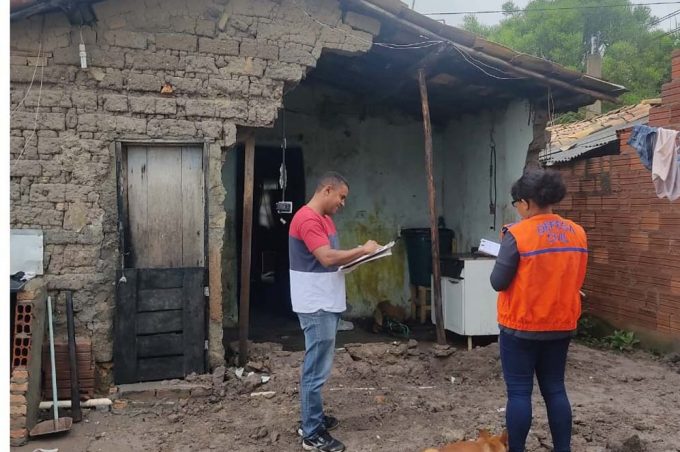 Prefeitura presta atendimento a moradores de casas danificadas pelas chuvas e monitora locais de alagamento
