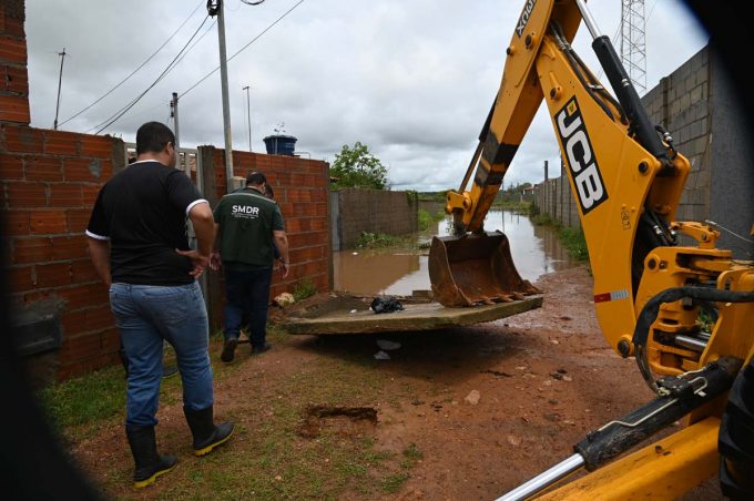 Prefeitura presta assistência a famílias desalojadas pelas chuvas e realiza desobstrução em vias e canais