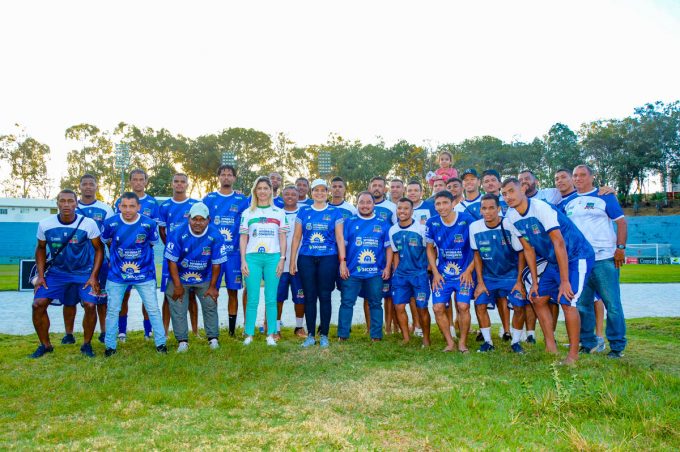 Seleção de Conquista se mantém na liderança e é parabenizada pela prefeita