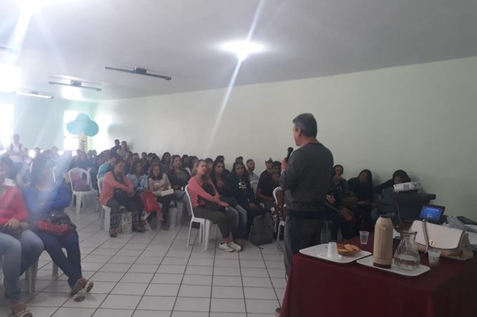 Instrutores do Projeto Educarte participam de palestra sobre educação financeira