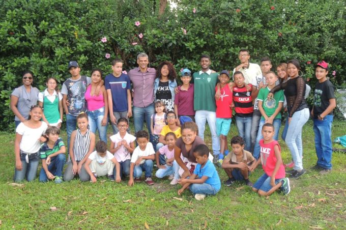 Cras realiza atividade no Lomantão com representantes do time Vitória da Conquista