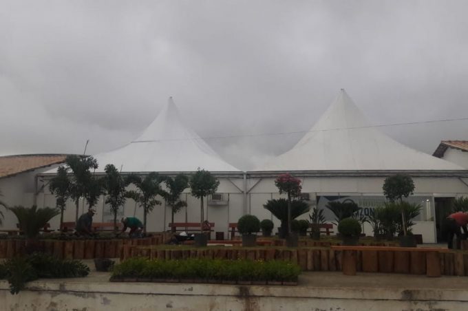 Secretaria de Meio Ambiente constrói jardim suspenso no Centro Glauber Rocha