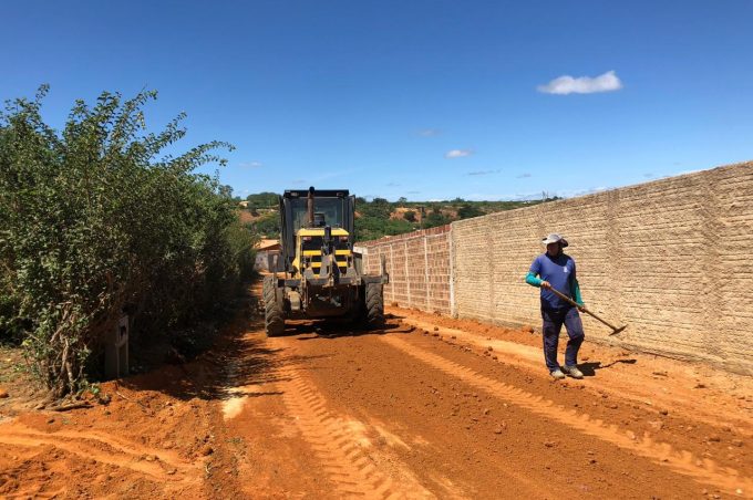 Prefeitura realiza melhoria de estradas na zona rural