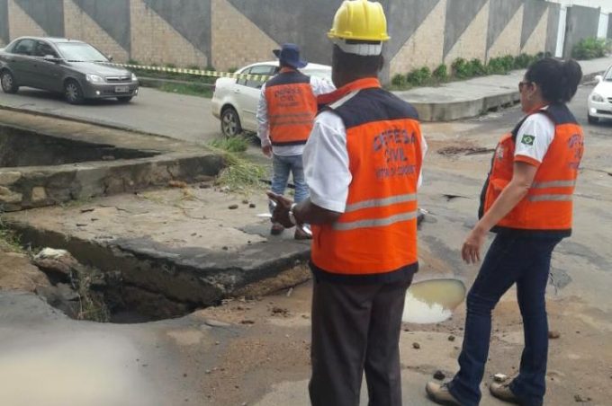 Equipes da Prefeitura estão nas ruas trabalhando após as fortes chuvas