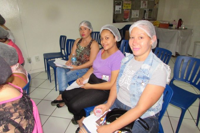 Mães cangurus do Esaú Matos participam de curso de confeitaria