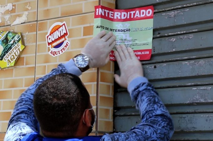 Prefeitura e Polícia Militar fazem interdição de estabelecimentos comerciais