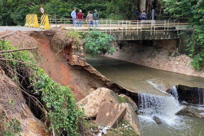 Prefeitura inicia serviços na ponte da Av. Marcelino Rosa