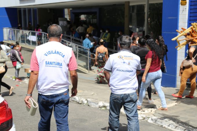 Após denúncias, Vigilância Sanitária realiza vistoria em locais com aglomeração de pessoas