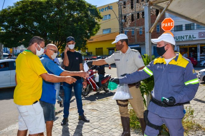 Prefeitura e Polícia Rodoviária Estadual fazem doação de 600 máscaras reutilizáveis na Ceasa
