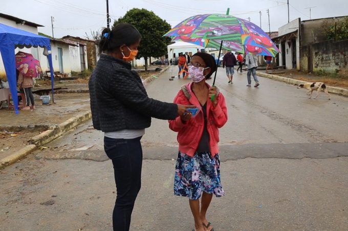 Combate ao coronavírus: Prefeitura faz entrega de 160 máscaras reutilizáveis no Distrito de Inhobim