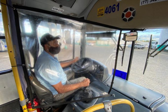 Combate ao coronavírus: Prefeitura solicita implantação de proteção plástica para motoristas e cobradores de ônibus coletivos