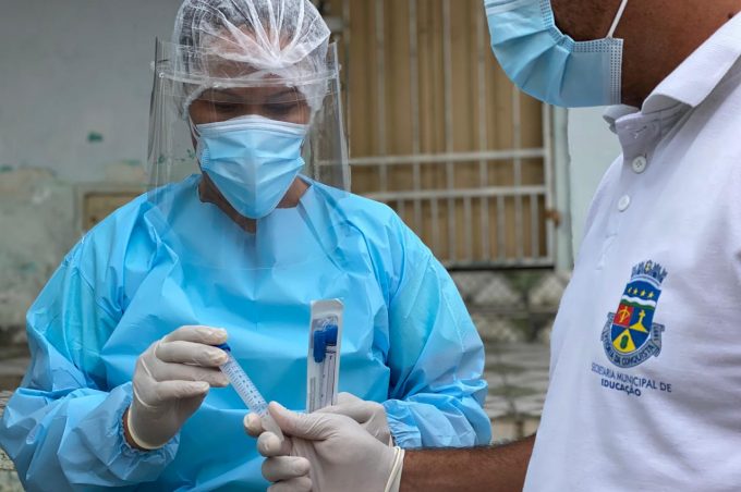 Todos os dias, equipes da Secretaria de Saúde visitam pacientes com suspeita de Covid-19 em suas residências para realização de teste