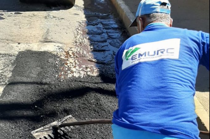 Prefeitura realiza operação tapa-buracos em várias ruas da cidade
