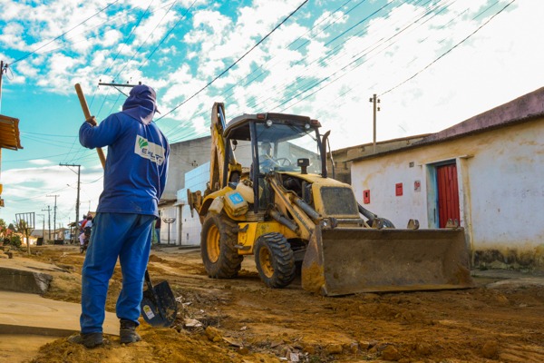 Prefeito visita obras de drenagem e pavimentação no Loteamento Renato Magalhães