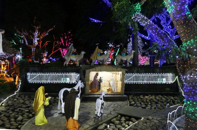 Natal Conquista de Luz: iluminação e decoração natalinas enfeitam a Praça Tancredo Neves