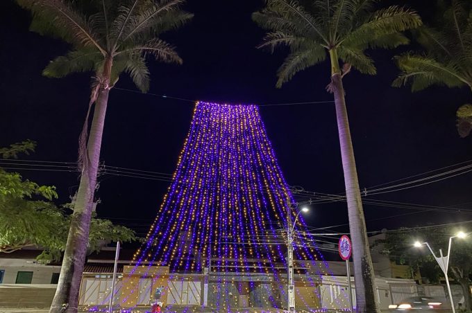 Vitória da Conquista ganha iluminação natalina em praças, avenida e distritos