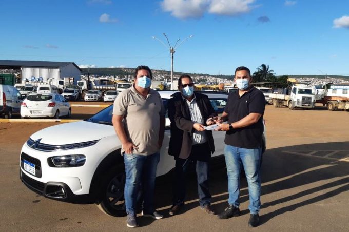Prefeitura Municipal repassa veículo à Câmara de Vereadores