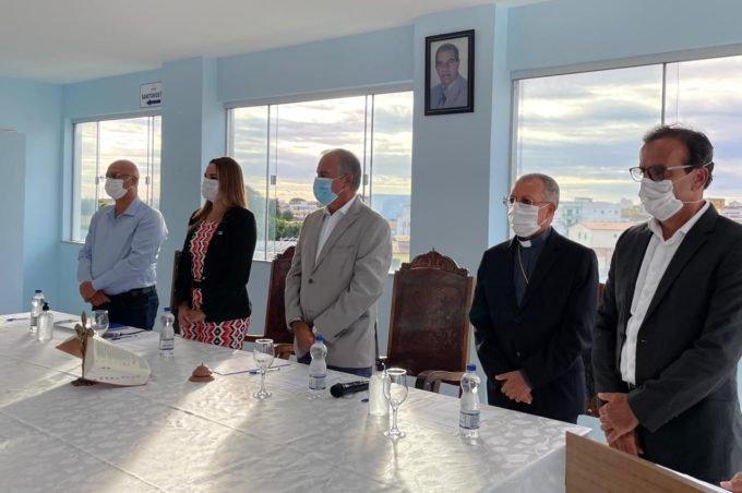 Prefeita em exercício participa da posse do provedor da Santa Casa de Vitória da Conquista