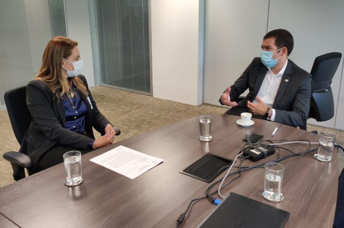 Em Brasília, prefeita em exercício apresenta demandas à Agência Nacional de Transportes