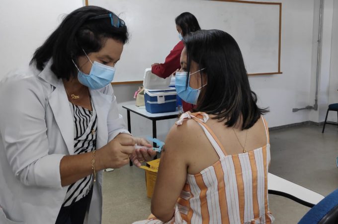 Secretaria de Saúde retoma vacinação dos trabalhadores de saúde da rede hospitalar com estratégia pré-definida