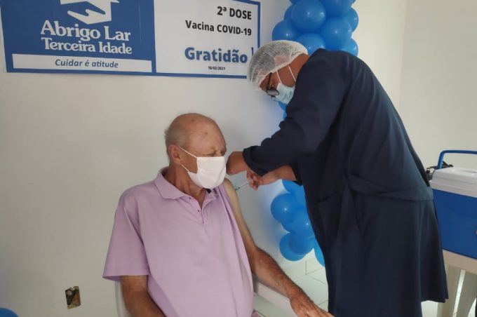 Idosos que vivem em abrigos e asilos já receberam a segunda dose da vacina contra a Covid-19