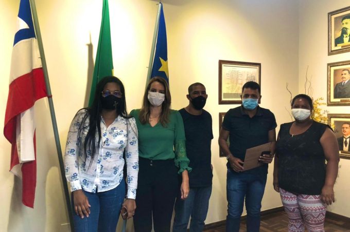 Prefeita em exercício dialoga sobre política habitacional com moradores do Vila América