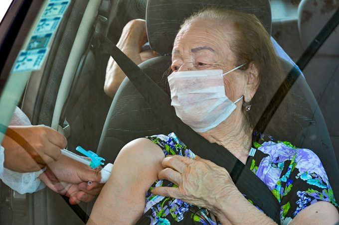 2ª dose já começou a ser aplicada nos idosos a partir de 90 anos