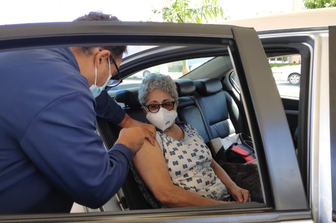 Estoque de vacinas para idosos a partir de 80 anos foi esgotado em primeiro dia de vacinação