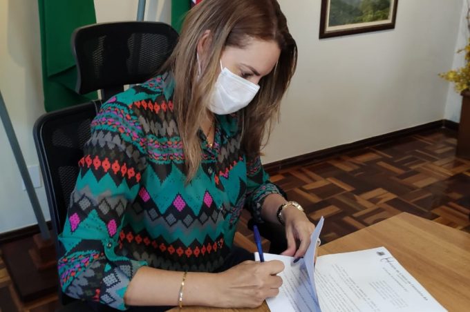 Prefeita em exercício sanciona lei que permite compra de vacinas contra Covid-19
