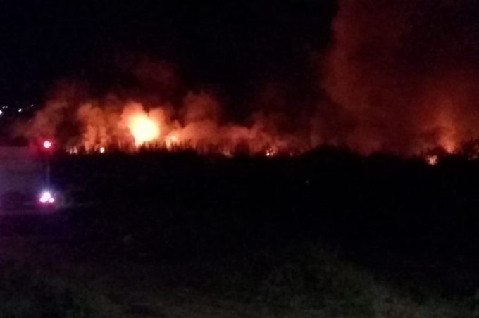 Prefeitura atua no combate a incêndio na Lagoa das Bateias