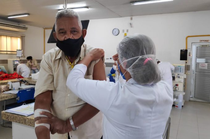 Pacientes de hemodiálise recebem a 1ª dose da vacina contra a Covid-19