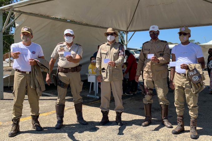Policiais Militares acima de 50 anos recebem vacina contra a Covid-19