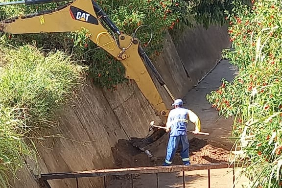 Após chuva, Prefeitura realiza limpeza de ruas, praças e canais