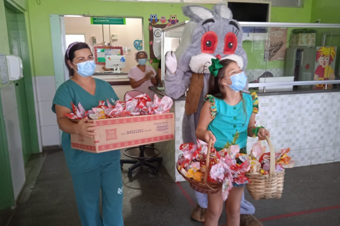 Pacientes do Esaú Matos recebem ovos de Páscoa do Shopping Conquista Sul