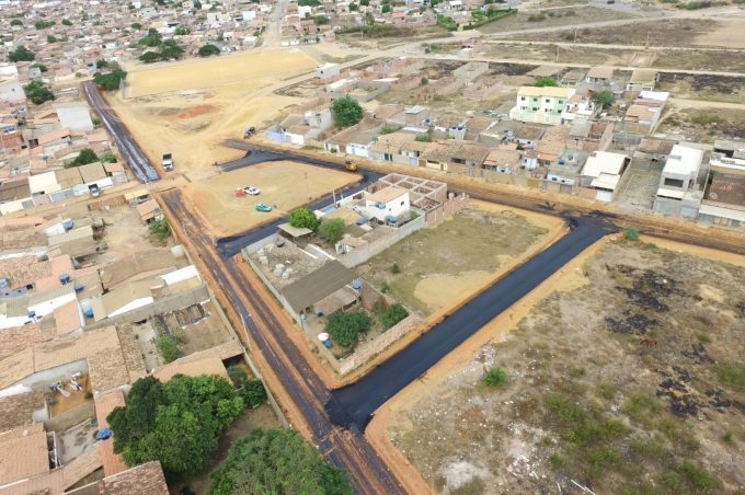 Prefeita vistoria asfaltamento no Conjunto da Vitória. Obras já estão 80% prontas