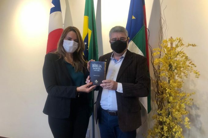 Prefeita recebe presidente da Assembleia de Deus de Vitória da Conquista e ganha uma Bíblia de presente