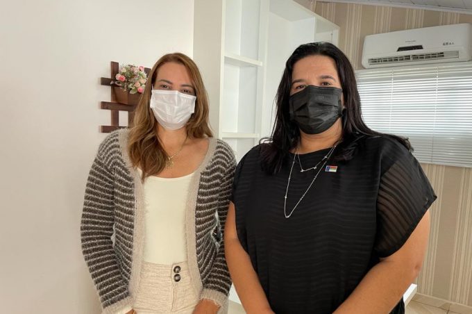 Prefeita Sheila Lemos recepciona nova ouvidora-geral do município Thaisy Gusmão